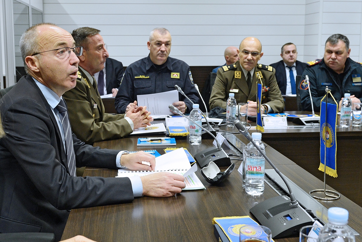 https://www.morh.hr/wp-content/gallery/cetvrta-sjednica-koordinacije-za-sustav-domovinske-sigurnosti/domovinska_sigurnost_20191209_07.jpg