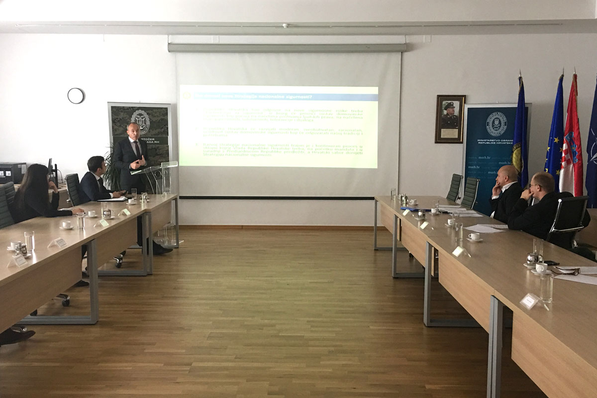 https://www.morh.hr/wp-content/gallery/civilne-udruge-na-okruglom-stolu-o-nacionalnoj-sigurnosti/strategija_08052017_2.jpg