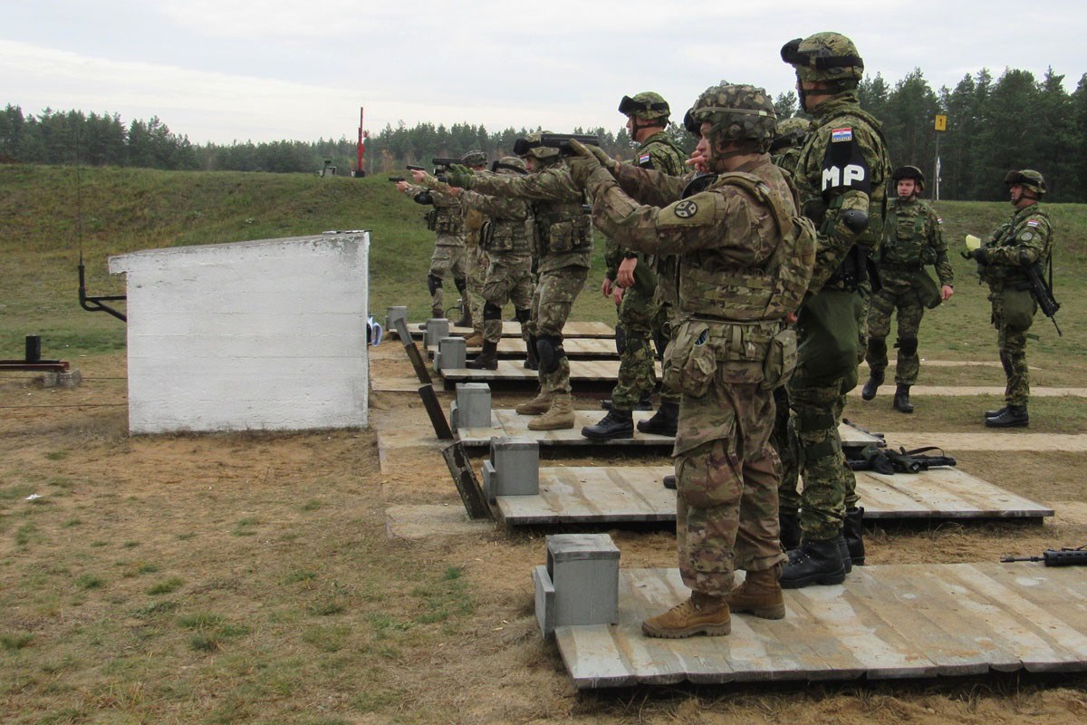 https://www.morh.hr/wp-content/gallery/dan-neovisnosti-dan-veterana-i-gadanje-iz-osobnog-naoruzanja-u-poljskoj/pl_gadjanje_20191114_07.jpg