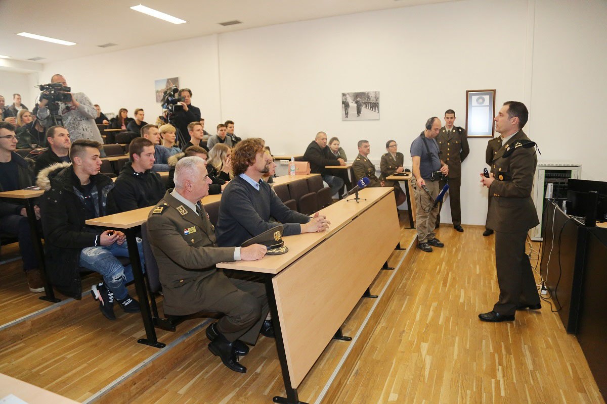 https://www.morh.hr/wp-content/gallery/dan-otvorenih-vrata-hrvatskog-vojnog-ucilista-dr-franjo-tudman-1/dan_otvorenih_vrata_23112019_17.jpg