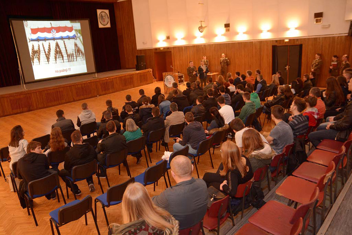 https://www.morh.hr/wp-content/gallery/dan-otvorenih-vrata-hrvatskog-vojnog-ucilista-dr-franjo-tudman/dsc_2346.jpg