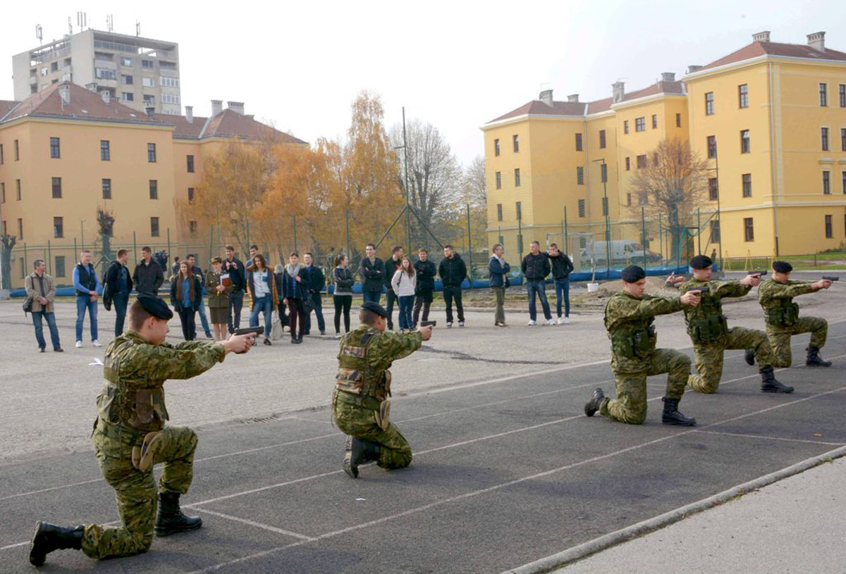https://www.morh.hr/wp-content/gallery/dan-otvorenih-vrata-hrvatskog-vojnog-ucilista-dr-franjo-tudman/dsc_2498.jpg