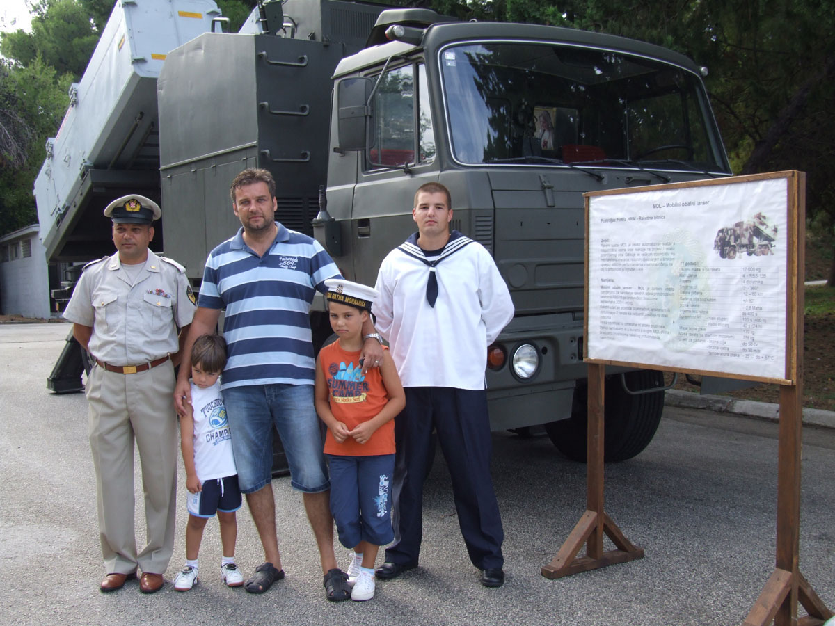 https://www.morh.hr/wp-content/gallery/dan-otvorenih-vrata-u-pomorskoj-bazi-lora/dan_otvorenih_vrata_lora_04082011_09.jpg
