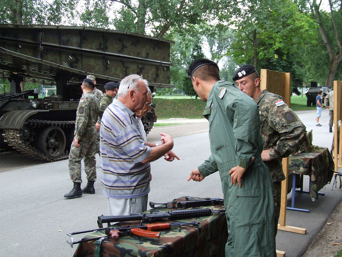 https://www.morh.hr/wp-content/gallery/dan-otvorenih-vrata-vojarne-bosut-u-vinkovcima/dan_otvorenih_vrata_vinkovci_04082011_02.jpg