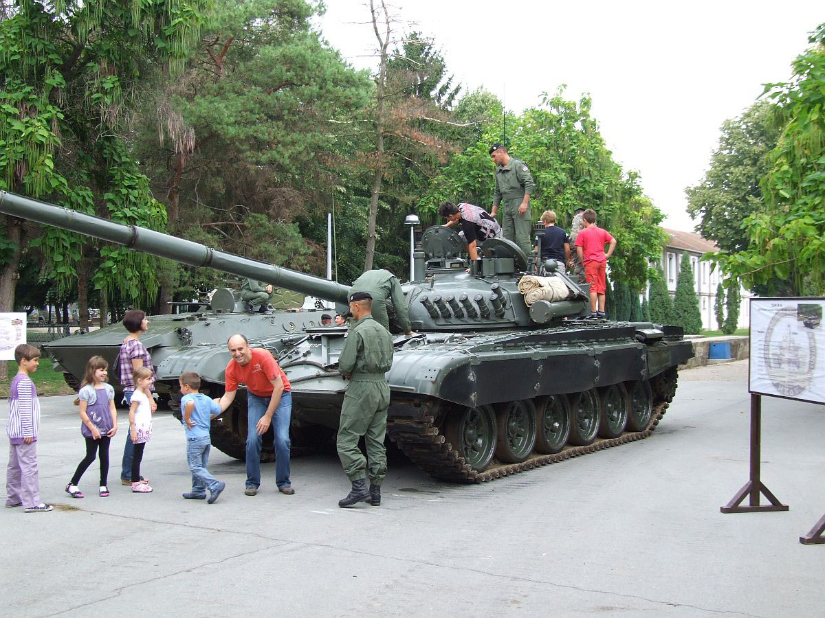 https://www.morh.hr/wp-content/gallery/dan-otvorenih-vrata-vojarne-bosut-u-vinkovcima/dan_otvorenih_vrata_vinkovci_04082011_03.jpg