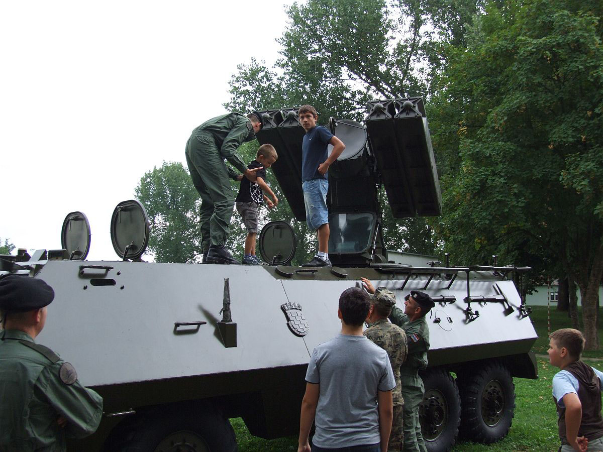 https://www.morh.hr/wp-content/gallery/dan-otvorenih-vrata-vojarne-bosut-u-vinkovcima/dan_otvorenih_vrata_vinkovci_04082011_05.jpg