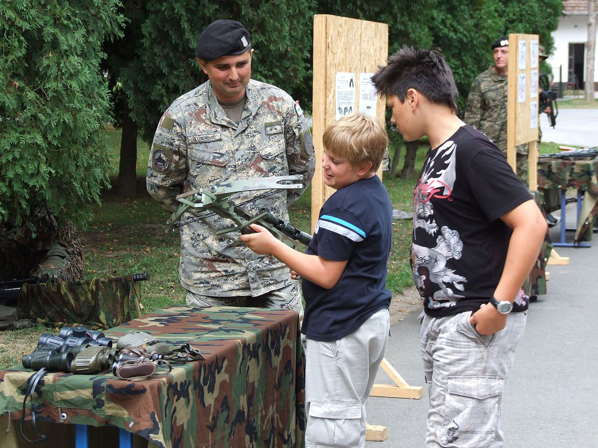 https://www.morh.hr/wp-content/gallery/dan-otvorenih-vrata-vojarne-bosut-u-vinkovcima/dan_otvorenih_vrata_vinkovci_04082011_07.jpg