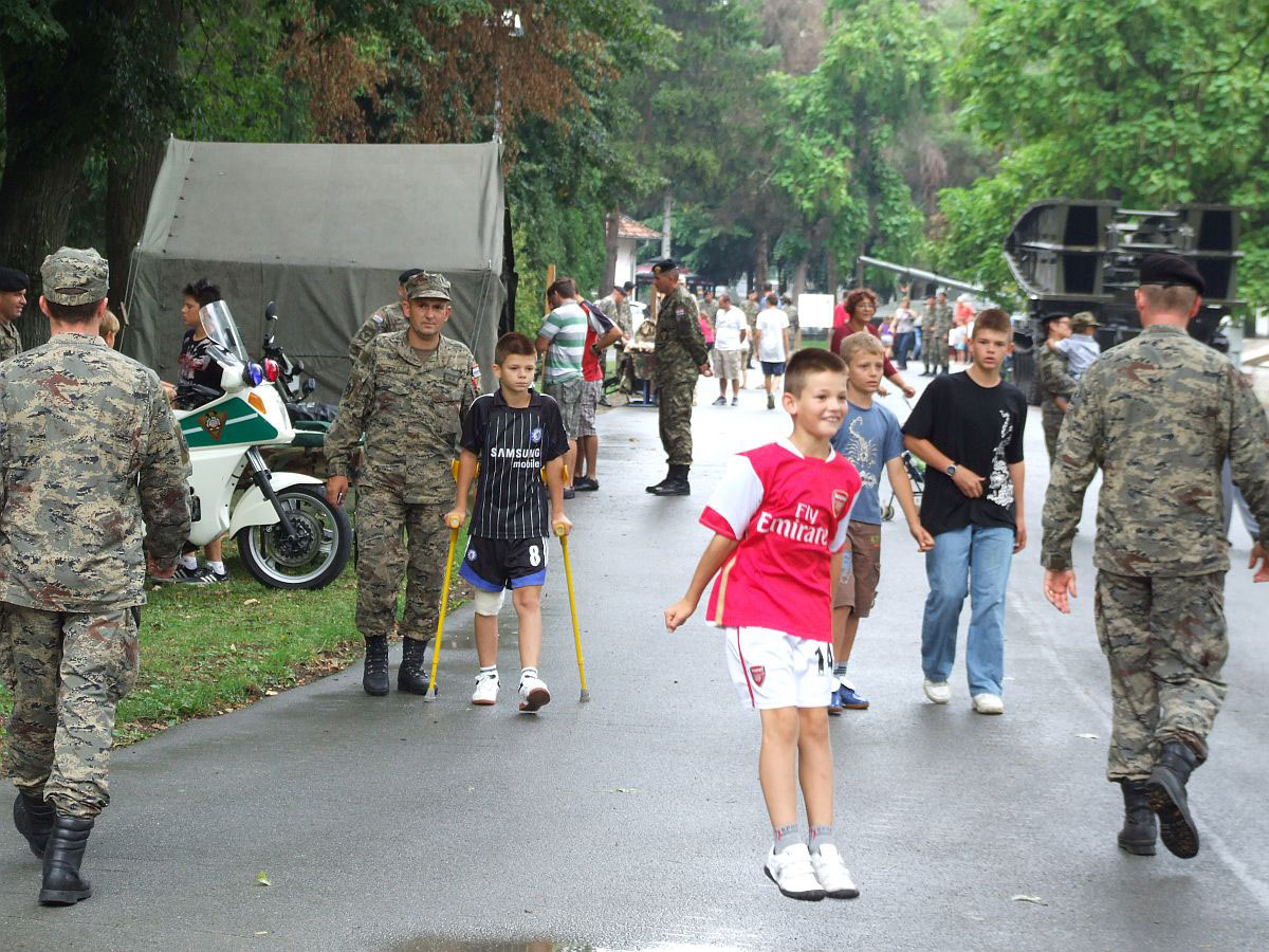 https://www.morh.hr/wp-content/gallery/dan-otvorenih-vrata-vojarne-bosut-u-vinkovcima/dan_otvorenih_vrata_vinkovci_04082011_12.jpg