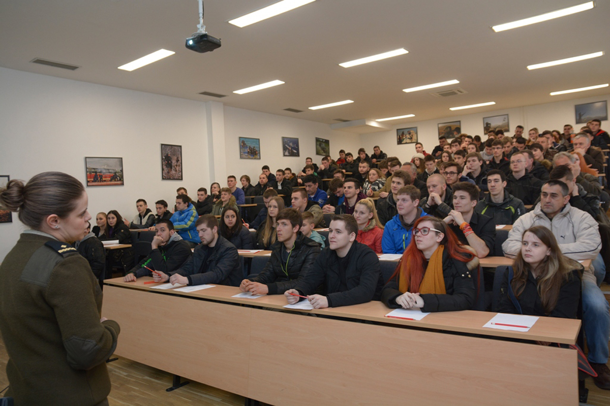 https://www.morh.hr/wp-content/gallery/dan-otvorenihvrata-hrvatskog-vojnog-ucilista-dr-franjo-tudman/hvu_dov_20022016_14.jpg