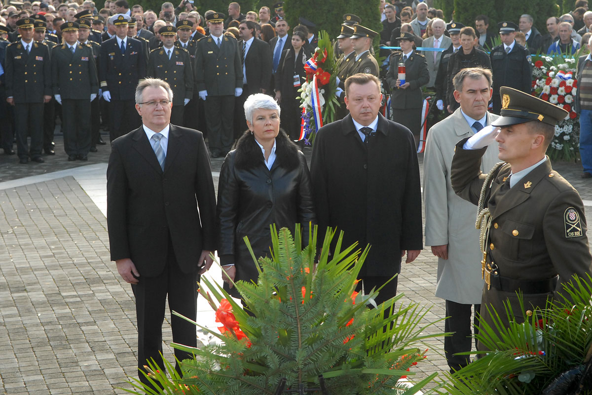 https://www.morh.hr/wp-content/gallery/dan-sjeanja-na-rtvu-vukovara-2010/vukovar_12_20101118.jpg
