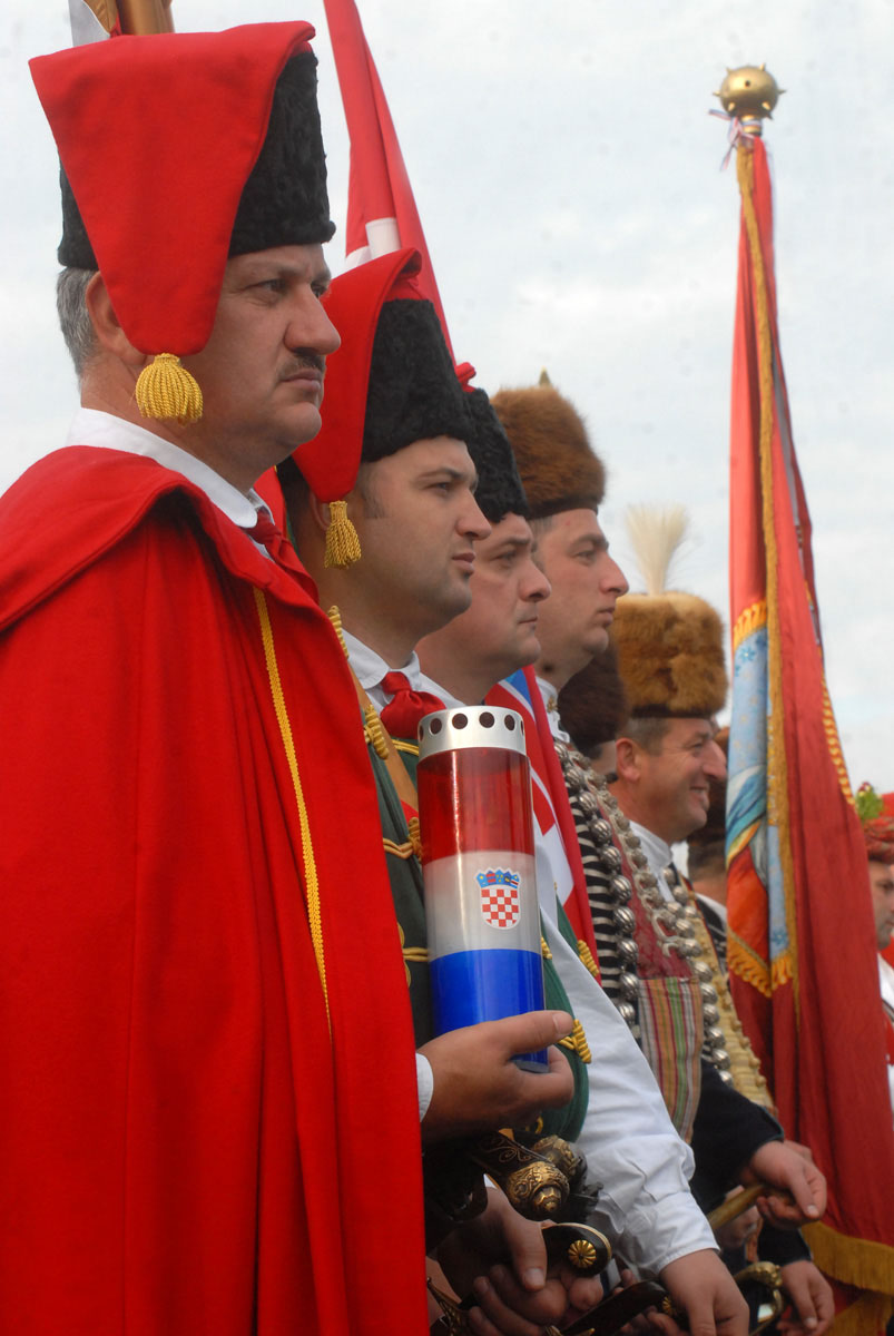https://www.morh.hr/wp-content/gallery/dan-sjeanja-na-rtvu-vukovara-2010/vukovar_15_20101118.jpg