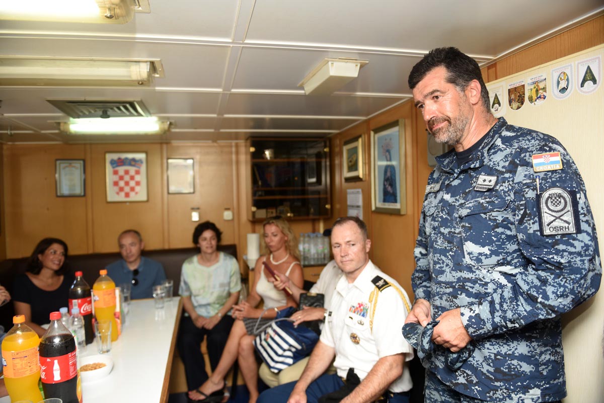 https://www.morh.hr/wp-content/gallery/dan-uvazenih-gostiju-akcije-pronalazenja-americkih-pilota-na-visu/vis_08072017_06.jpg