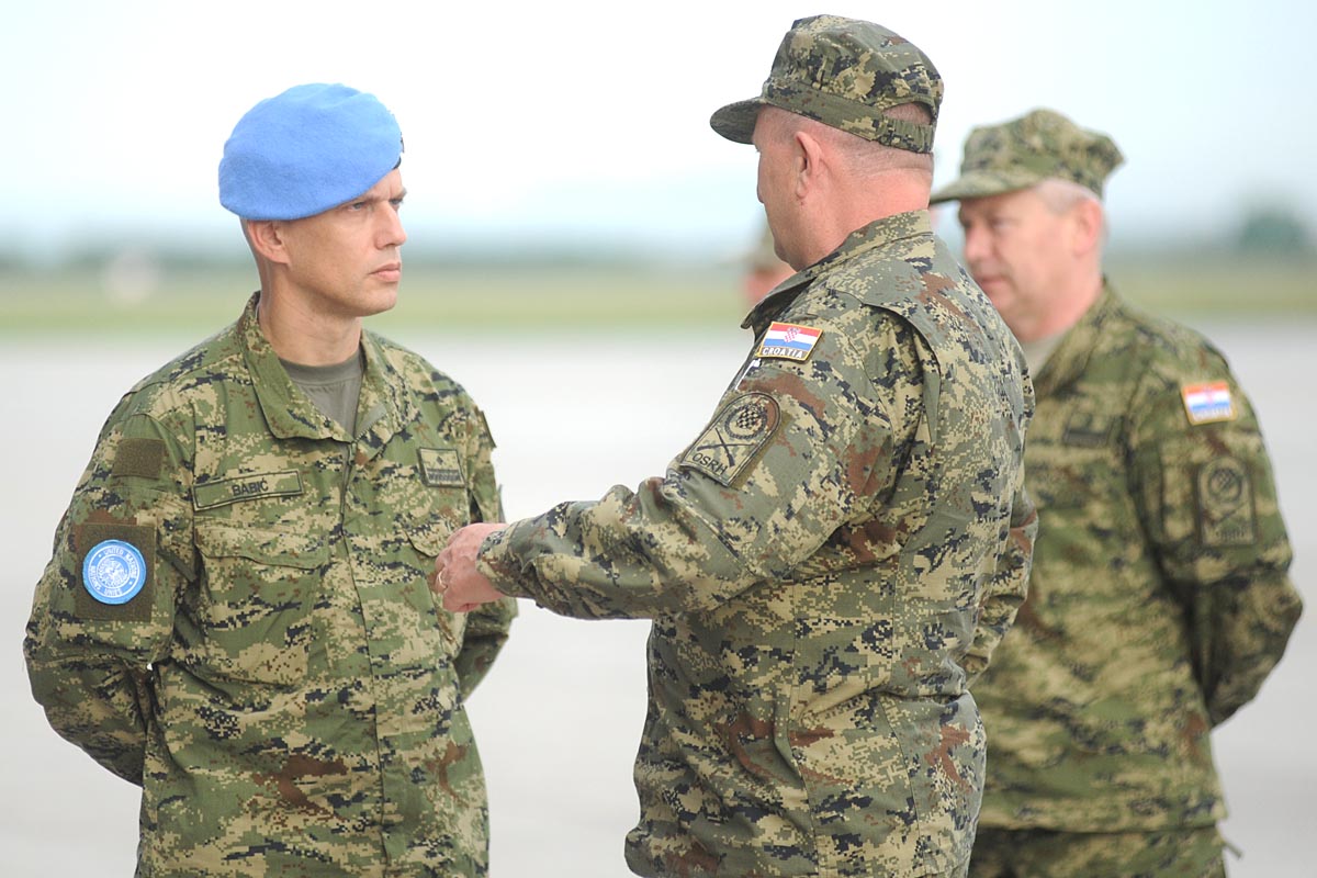 https://www.morh.hr/wp-content/gallery/deveti-hrvatski-kontingent-u-misiji-undof-na-golanskoj-visoravni/undof_ispracaj_29052012_4.jpg
