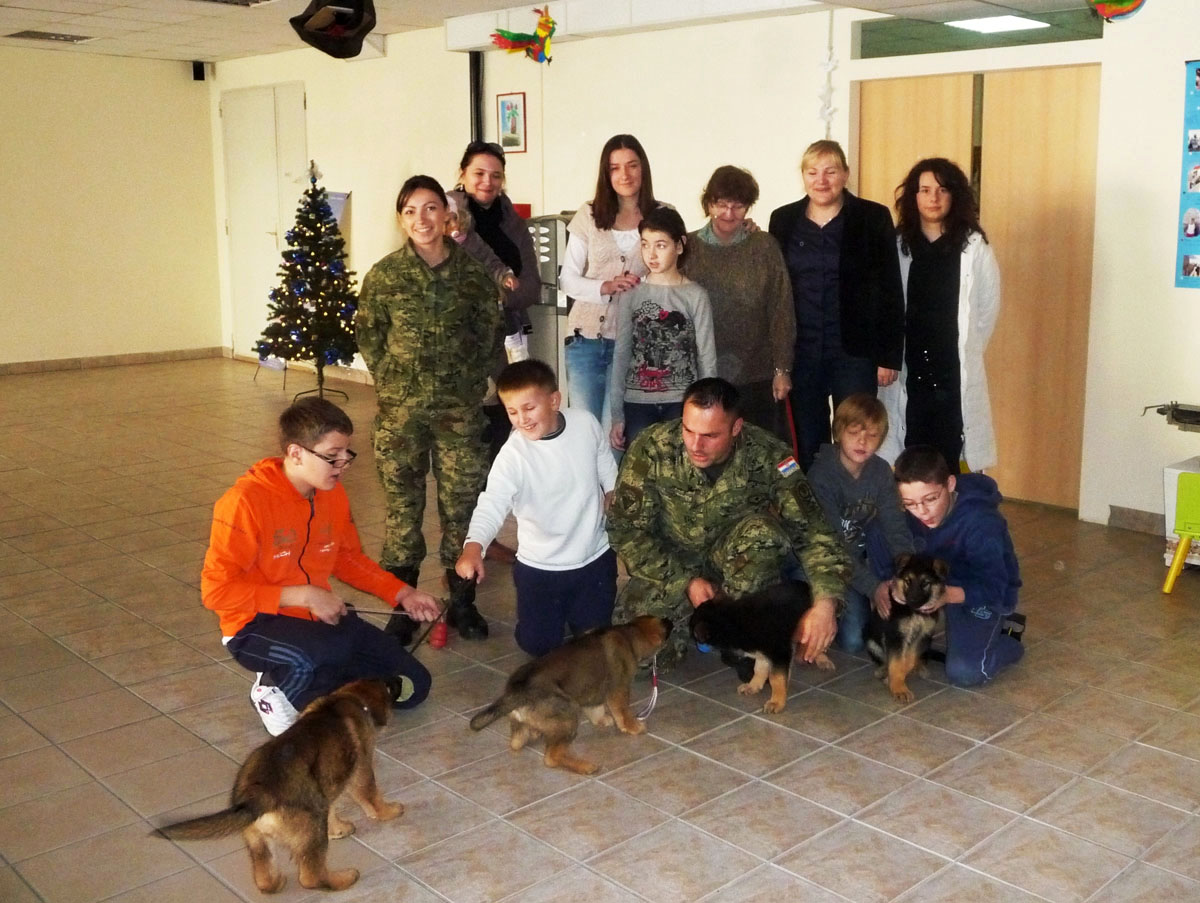 https://www.morh.hr/wp-content/gallery/djelatnici-obunog-centra-vodia-i-slubenih-pasa-posjetili-udrugu-adhd-i-ja-u-dugom-selu/djeca_19112012_2.jpg