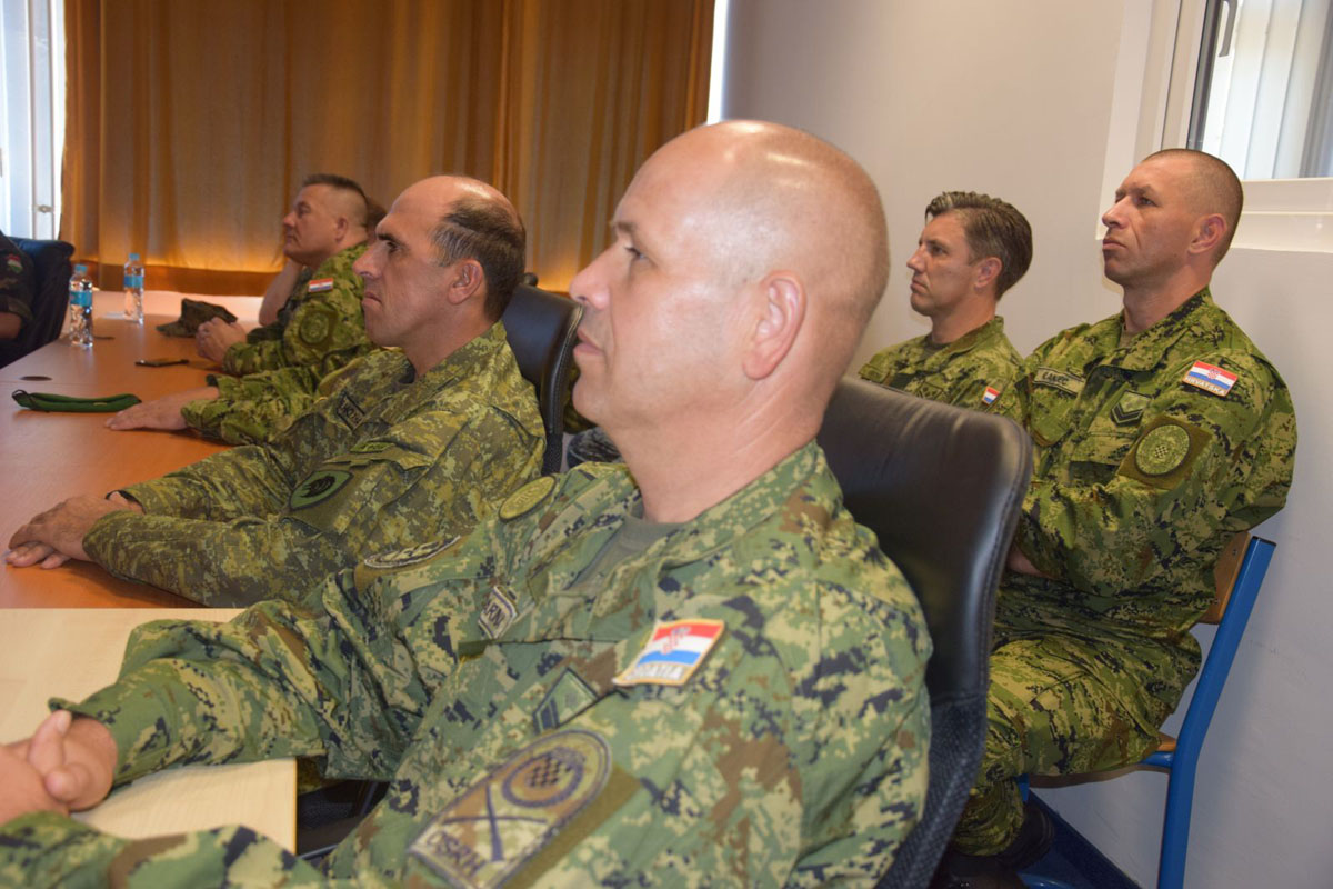 https://www.morh.hr/wp-content/gallery/docasnici-nato-zemalja-posjetili-zrakoplovnu-bazu-zemunik/zemunik_05092017_2.jpg