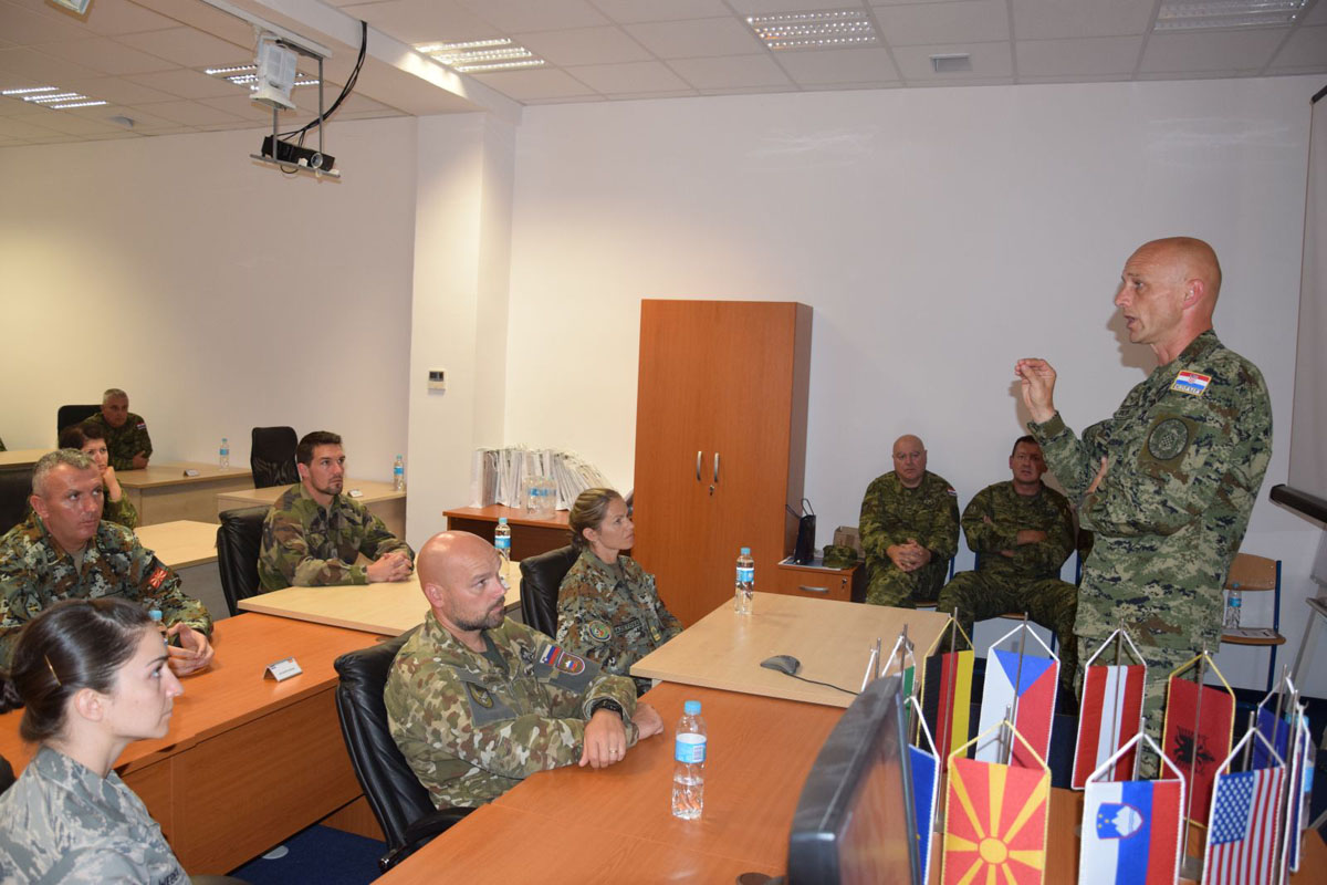 https://www.morh.hr/wp-content/gallery/docasnici-nato-zemalja-posjetili-zrakoplovnu-bazu-zemunik/zemunik_05092017_5.jpg