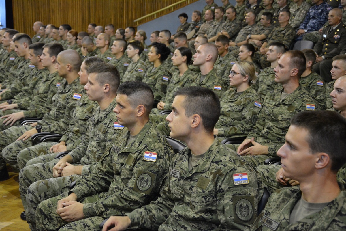 https://www.morh.hr/wp-content/gallery/dodjela-cinova-kadetima-hrvatskog-vojnog-ucilista/dodjela_cinova_kadetima_hv_190719_03.jpg
