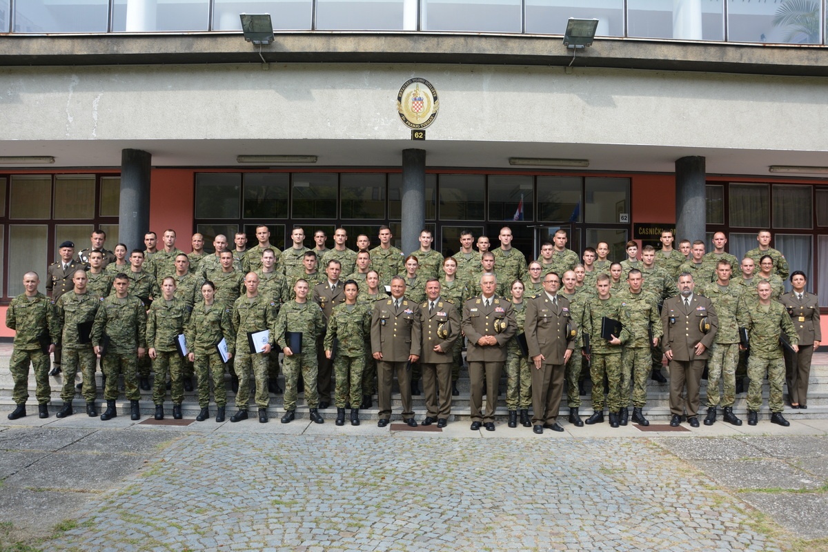 https://www.morh.hr/wp-content/gallery/dodjela-cinova-kadetima-hrvatskog-vojnog-ucilista/dodjela_cinova_kadetima_hv_190719_10.jpg
