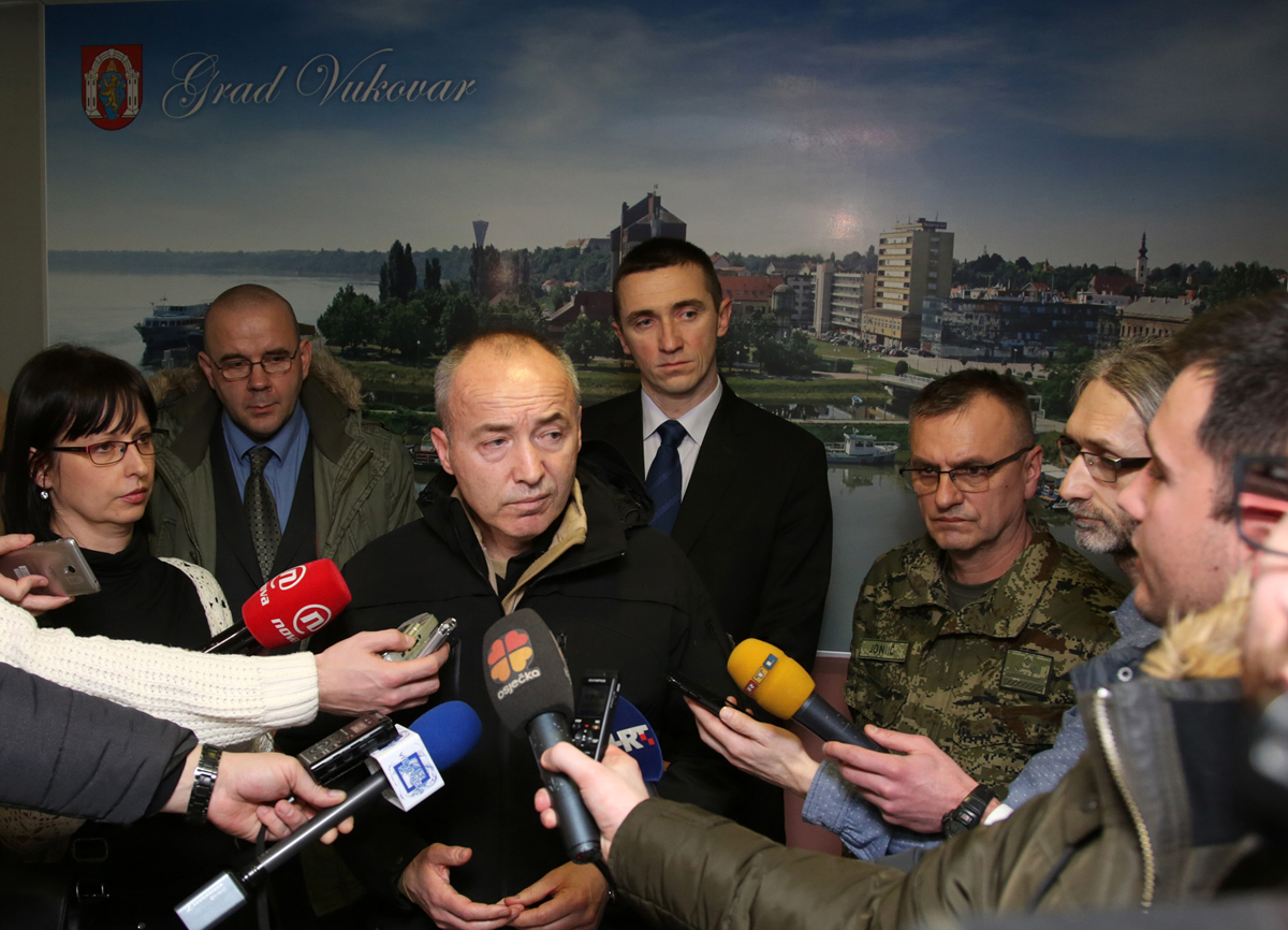 https://www.morh.hr/wp-content/gallery/dodjela-generalskih-cinova-u-vukovaru/vukovar_10022017_05.jpg
