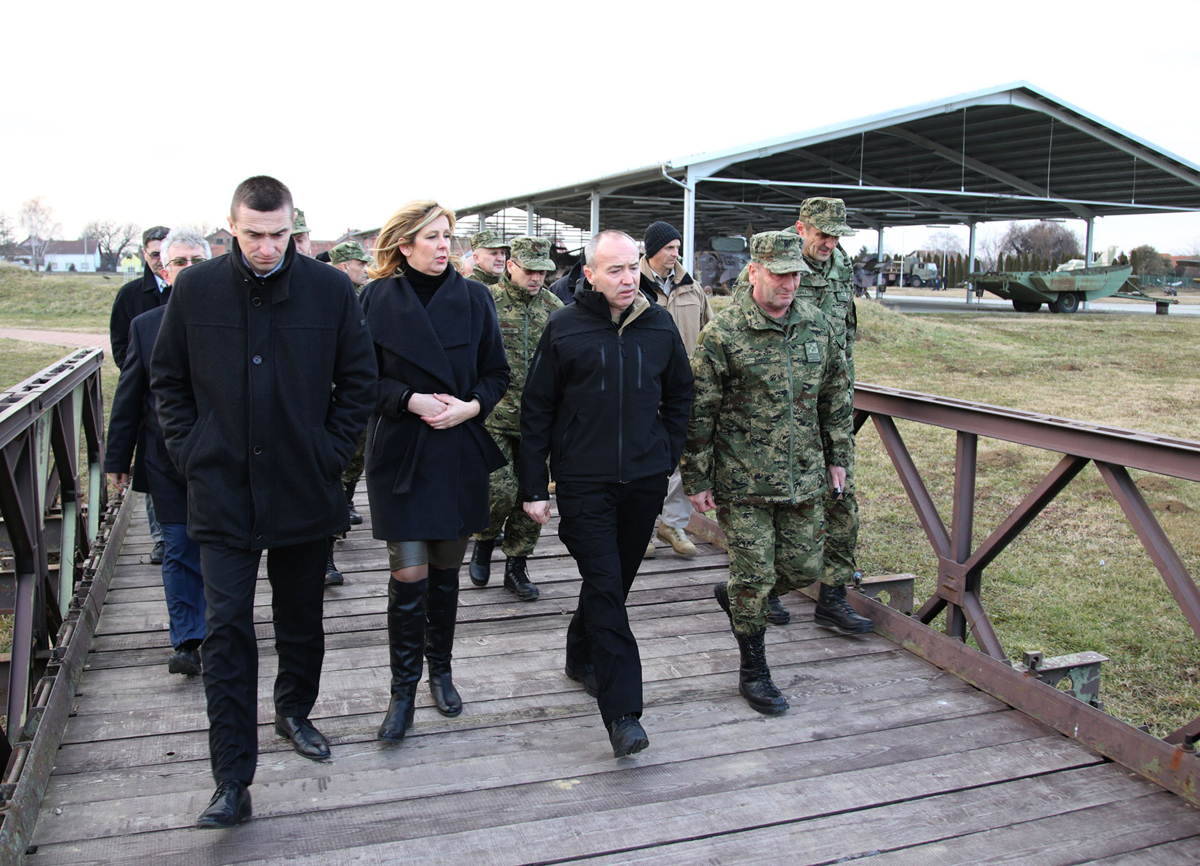 https://www.morh.hr/wp-content/gallery/dodjela-generalskih-cinova-u-vukovaru/vukovar_10022017_10.jpg