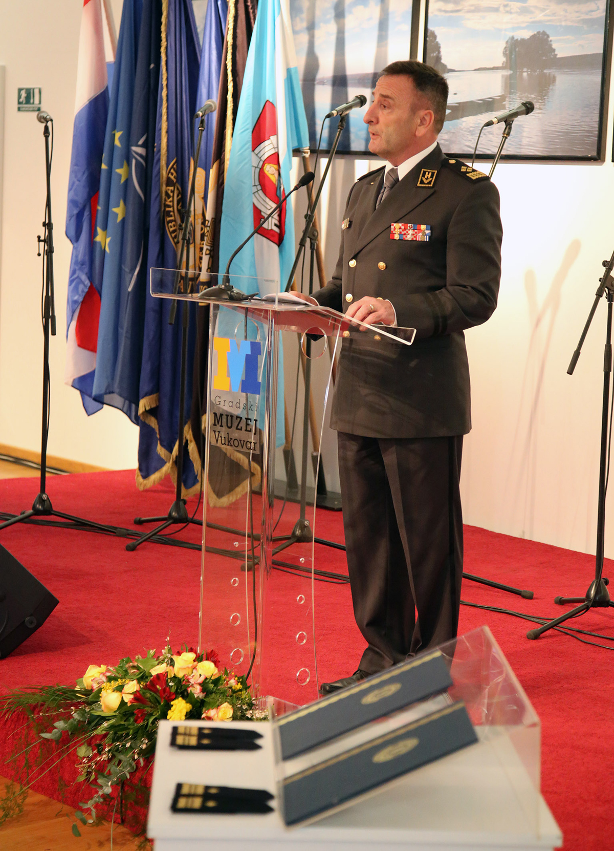 https://www.morh.hr/wp-content/gallery/dodjela-generalskih-cinova-u-vukovaru/vukovar_10022017_16.jpg