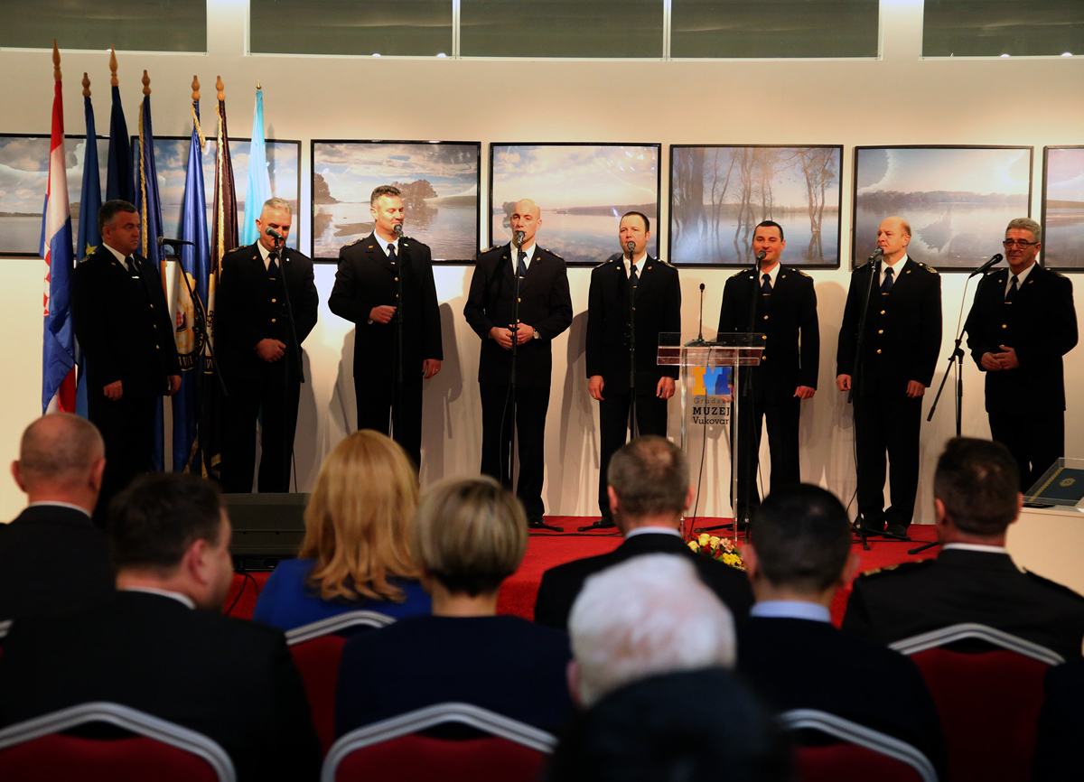 https://www.morh.hr/wp-content/gallery/dodjela-generalskih-cinova-u-vukovaru/vukovar_10022017_18.jpg