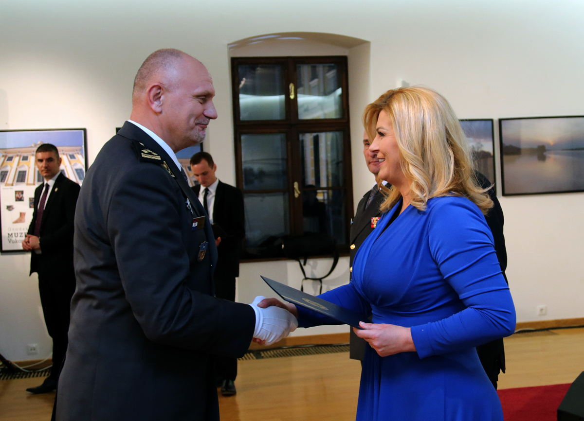 https://www.morh.hr/wp-content/gallery/dodjela-generalskih-cinova-u-vukovaru/vukovar_10022017_19.jpg