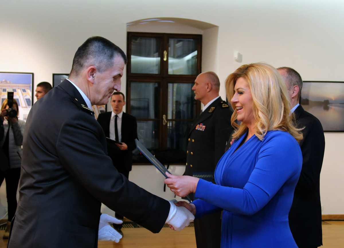 https://www.morh.hr/wp-content/gallery/dodjela-generalskih-cinova-u-vukovaru/vukovar_10022017_20.jpg