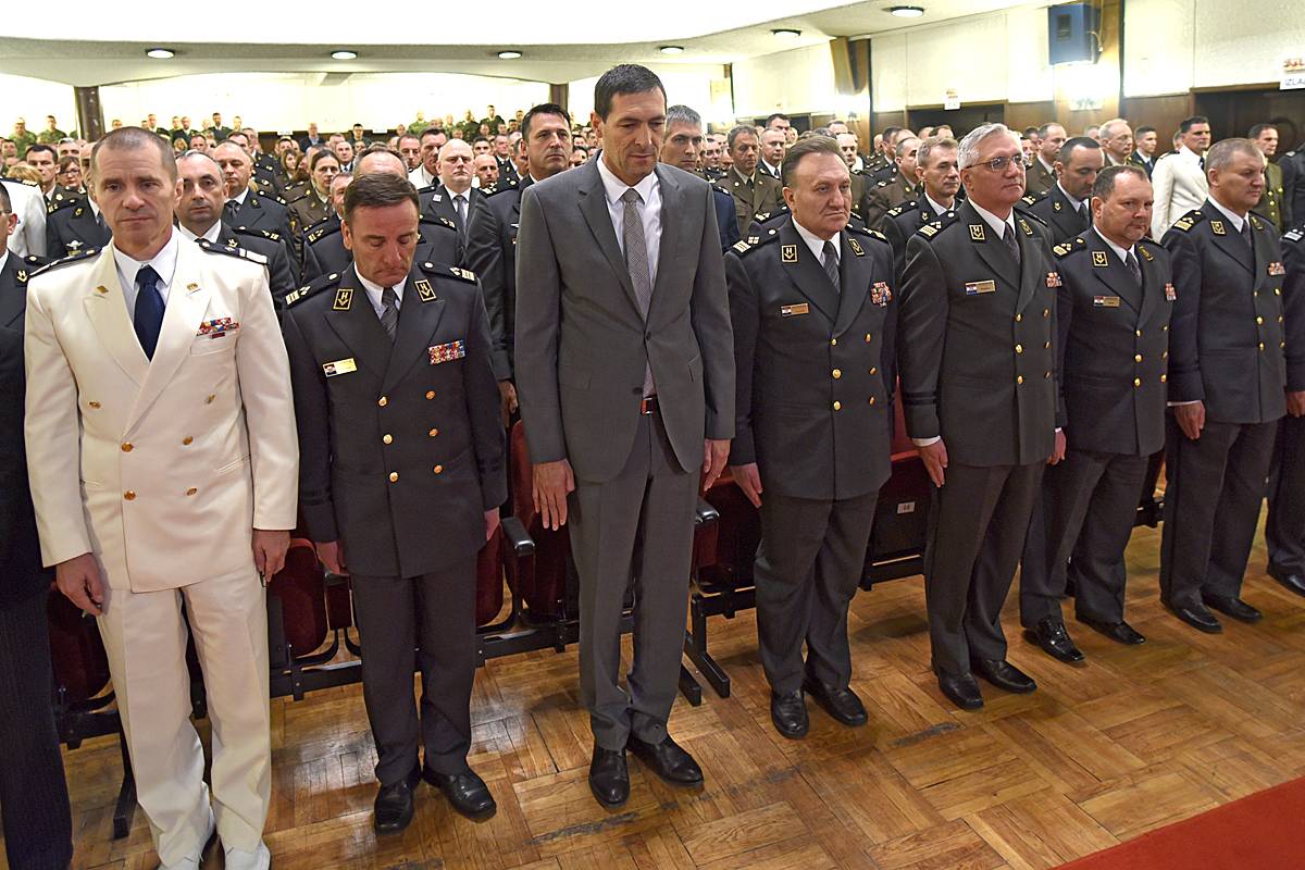 https://www.morh.hr/wp-content/gallery/dodjela-promaknuca-odlikovanja-i-pohvala-povodom-dana-os-rh-i-hkov-a/promaknuca_29052015_01.jpg