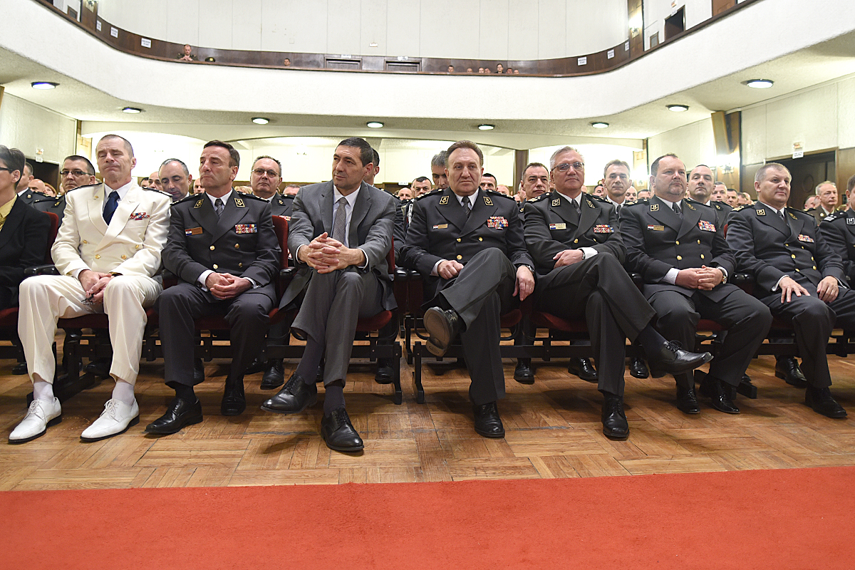 https://www.morh.hr/wp-content/gallery/dodjela-promaknuca-odlikovanja-i-pohvala-povodom-dana-os-rh-i-hkov-a/promaknuca_29052015_02.jpg