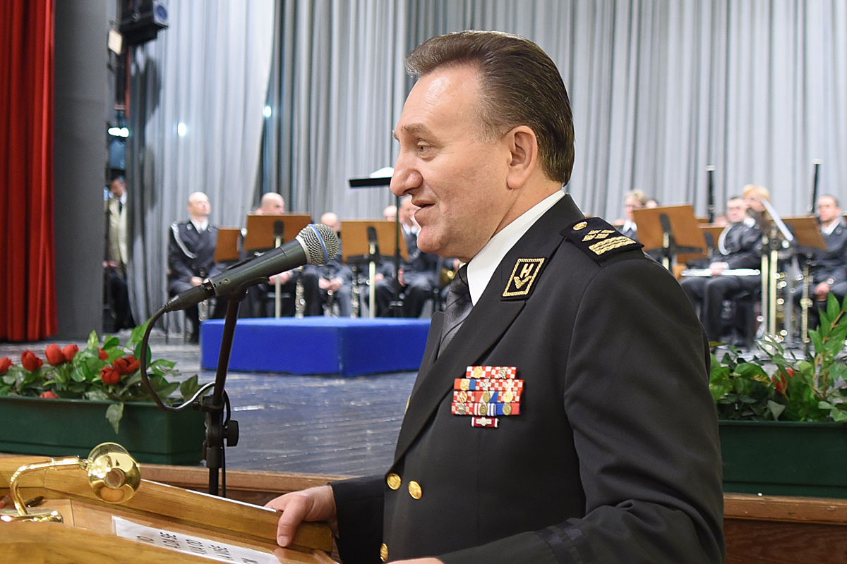 https://www.morh.hr/wp-content/gallery/dodjela-promaknuca-odlikovanja-i-pohvala-povodom-dana-os-rh-i-hkov-a/promaknuca_29052015_04.jpg