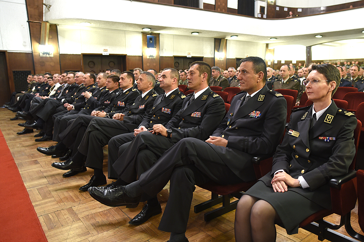 https://www.morh.hr/wp-content/gallery/dodjela-promaknuca-odlikovanja-i-pohvala-povodom-dana-os-rh-i-hkov-a/promaknuca_29052015_07.jpg