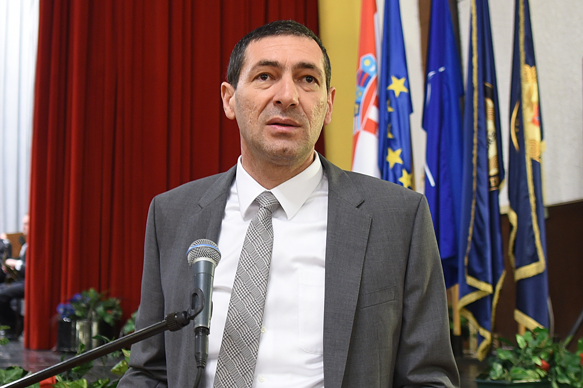 https://www.morh.hr/wp-content/gallery/dodjela-promaknuca-odlikovanja-i-pohvala-povodom-dana-os-rh-i-hkov-a/promaknuca_29052015_08.jpg