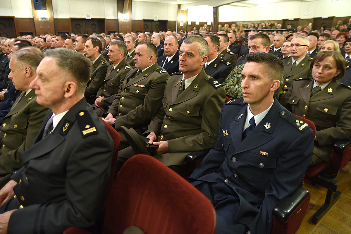 https://www.morh.hr/wp-content/gallery/dodjela-promaknuca-odlikovanja-i-pohvala-povodom-dana-os-rh-i-hkov-a/promaknuca_29052015_09.jpg
