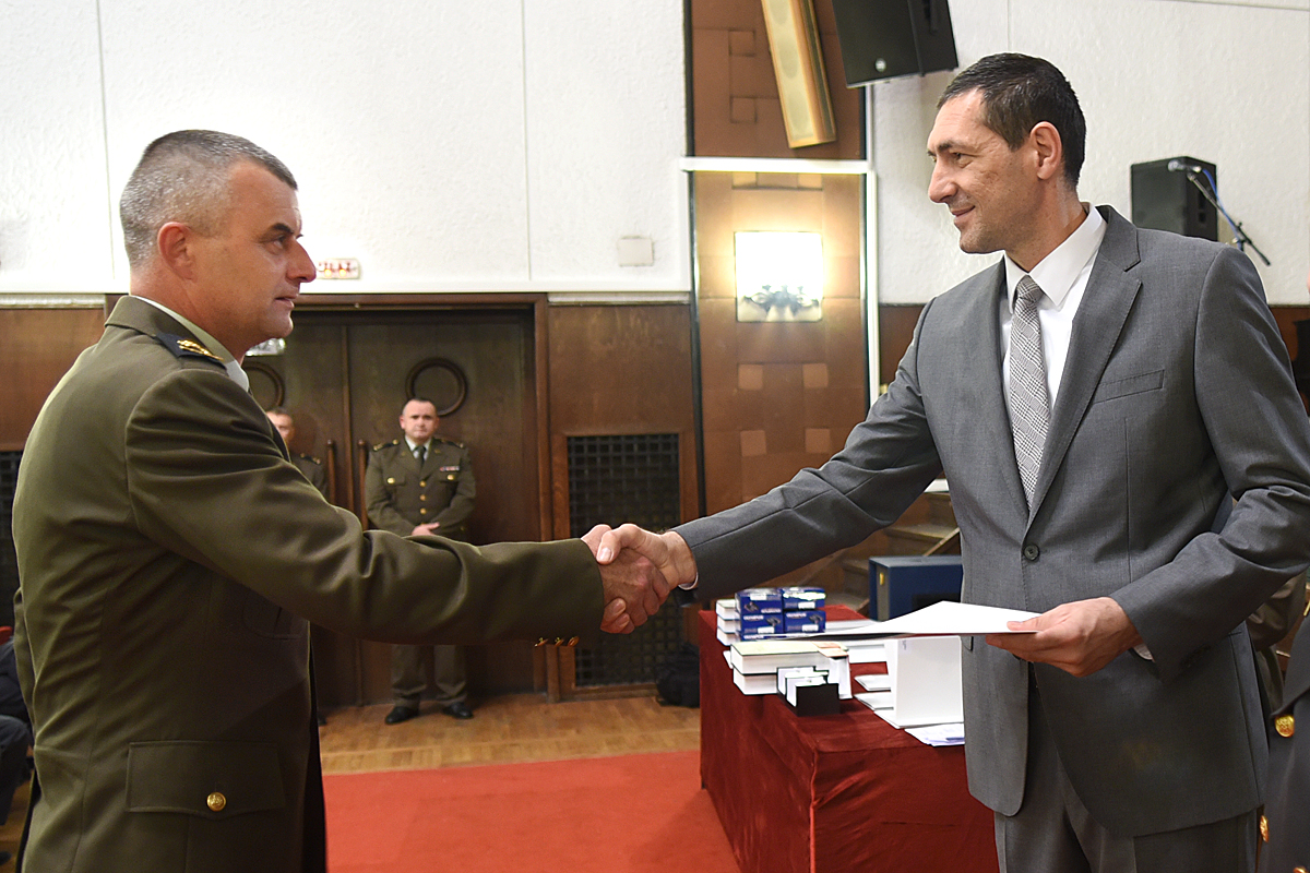 https://www.morh.hr/wp-content/gallery/dodjela-promaknuca-odlikovanja-i-pohvala-povodom-dana-os-rh-i-hkov-a/promaknuca_29052015_10.jpg