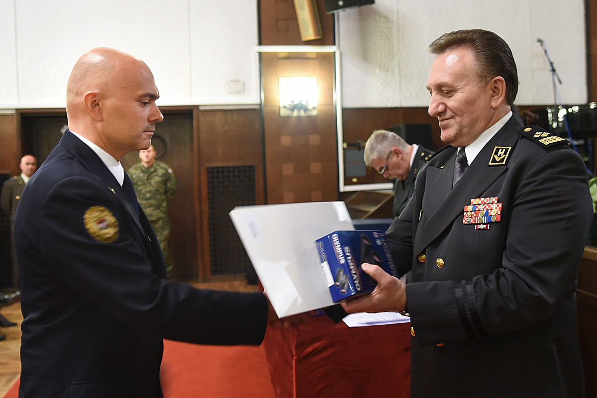 https://www.morh.hr/wp-content/gallery/dodjela-promaknuca-odlikovanja-i-pohvala-povodom-dana-os-rh-i-hkov-a/promaknuca_29052015_11.jpg
