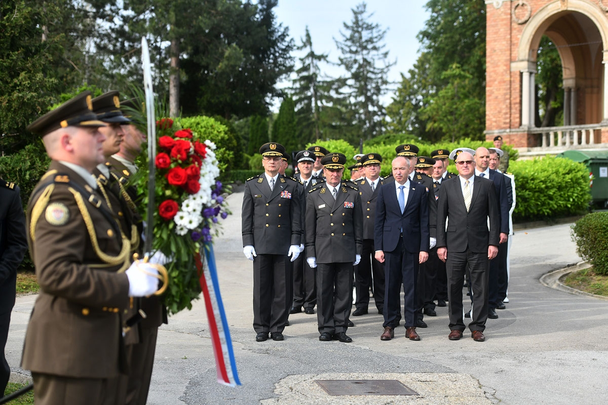https://www.morh.hr/wp-content/gallery/drzavni-vrh-polozio-vijence-povodom-dana-hrvatske-vojske/polaganje_vijenaca_26052019_04.jpg