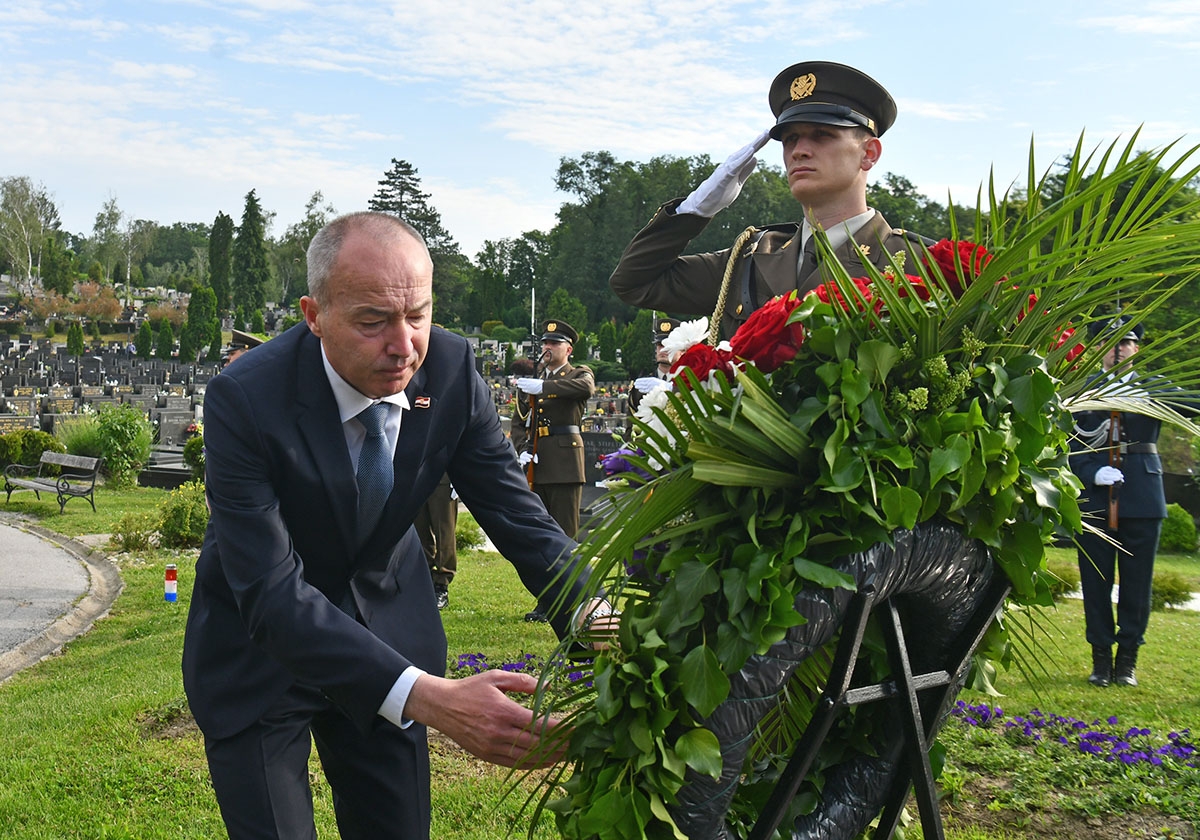 https://www.morh.hr/wp-content/gallery/drzavni-vrh-polozio-vijence-povodom-dana-hrvatske-vojske/polaganje_vijenaca_26052019_06.jpg