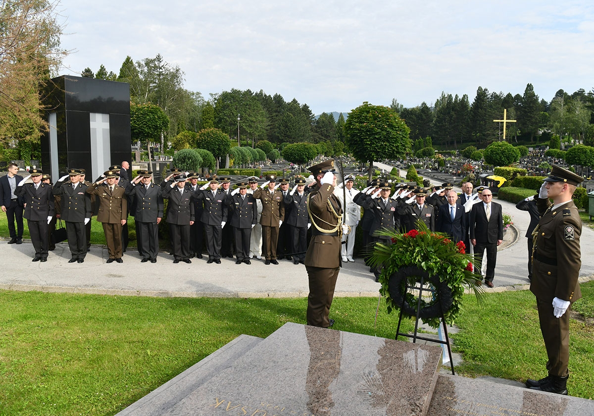 https://www.morh.hr/wp-content/gallery/drzavni-vrh-polozio-vijence-povodom-dana-hrvatske-vojske/polaganje_vijenaca_26052019_07.jpg