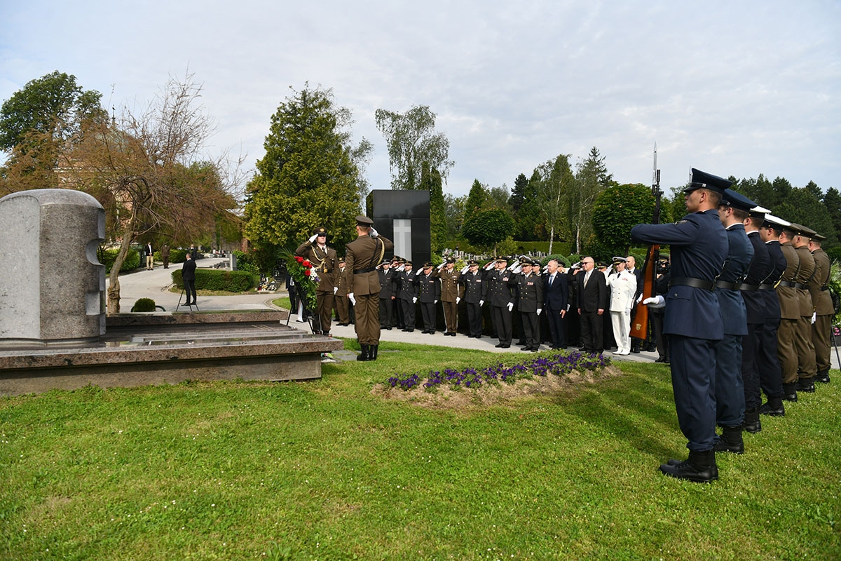 https://www.morh.hr/wp-content/gallery/drzavni-vrh-polozio-vijence-povodom-dana-hrvatske-vojske/polaganje_vijenaca_26052019_08.jpg