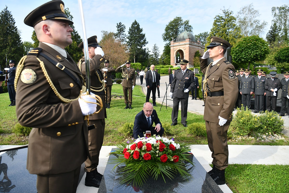 https://www.morh.hr/wp-content/gallery/drzavni-vrh-polozio-vijence-povodom-dana-hrvatske-vojske/polaganje_vijenaca_26052019_10.jpg