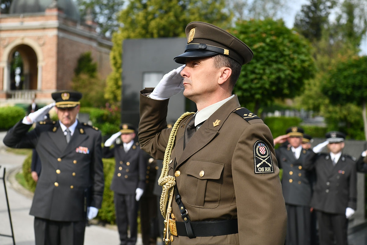 https://www.morh.hr/wp-content/gallery/drzavni-vrh-polozio-vijence-povodom-dana-hrvatske-vojske/polaganje_vijenaca_26052019_11.jpg