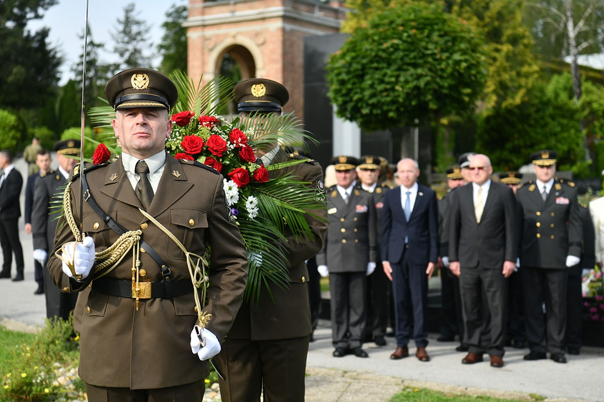 https://www.morh.hr/wp-content/gallery/drzavni-vrh-polozio-vijence-povodom-dana-hrvatske-vojske/polaganje_vijenaca_26052019_12.jpg
