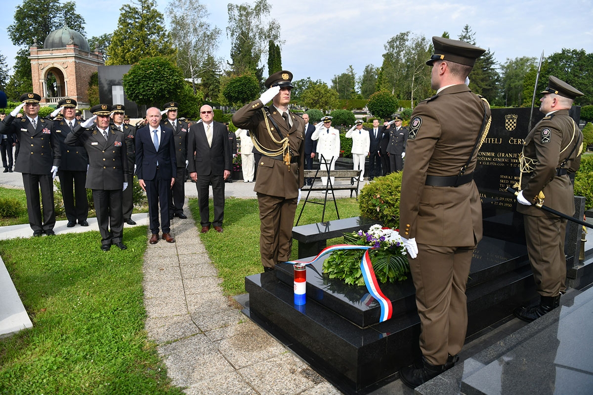 https://www.morh.hr/wp-content/gallery/drzavni-vrh-polozio-vijence-povodom-dana-hrvatske-vojske/polaganje_vijenaca_26052019_15.jpg