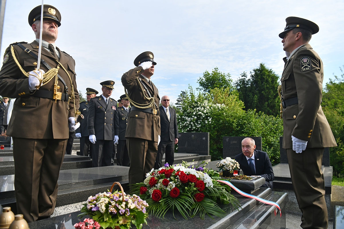 https://www.morh.hr/wp-content/gallery/drzavni-vrh-polozio-vijence-povodom-dana-hrvatske-vojske/polaganje_vijenaca_26052019_18.jpg