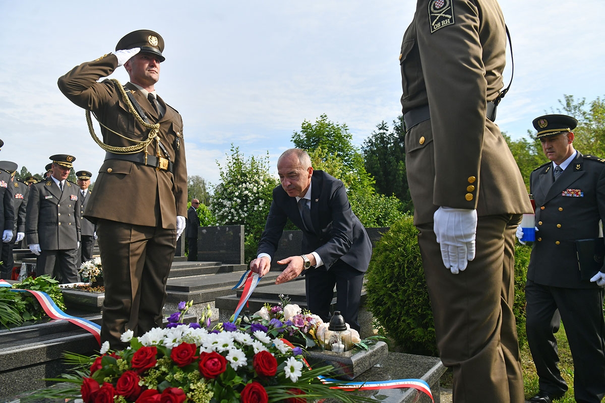 https://www.morh.hr/wp-content/gallery/drzavni-vrh-polozio-vijence-povodom-dana-hrvatske-vojske/polaganje_vijenaca_26052019_20.jpg