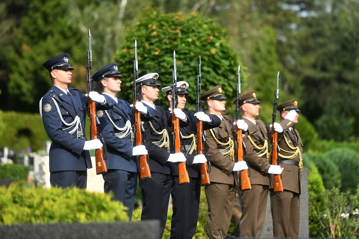 https://www.morh.hr/wp-content/gallery/drzavni-vrh-polozio-vijence-povodom-dana-hrvatske-vojske/polaganje_vijenaca_26052019_23.jpg