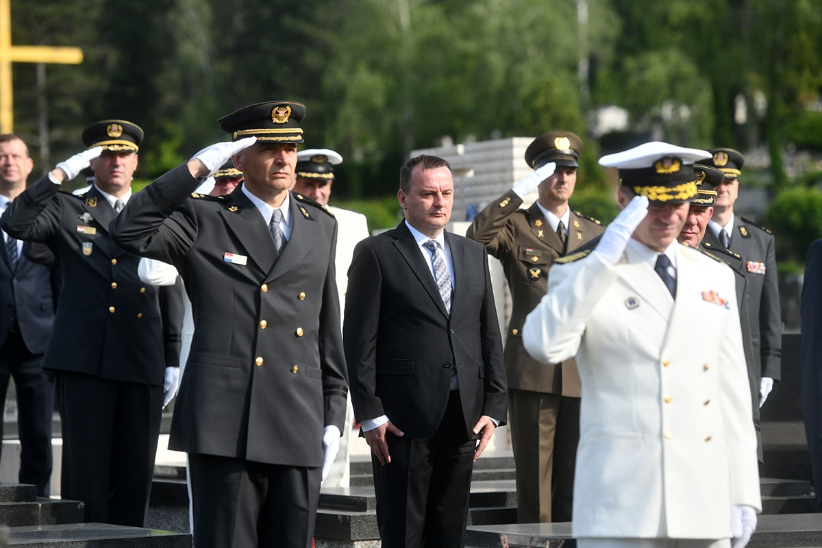 https://www.morh.hr/wp-content/gallery/drzavni-vrh-polozio-vijence-povodom-dana-hrvatske-vojske/polaganje_vijenaca_26052019_25.jpg