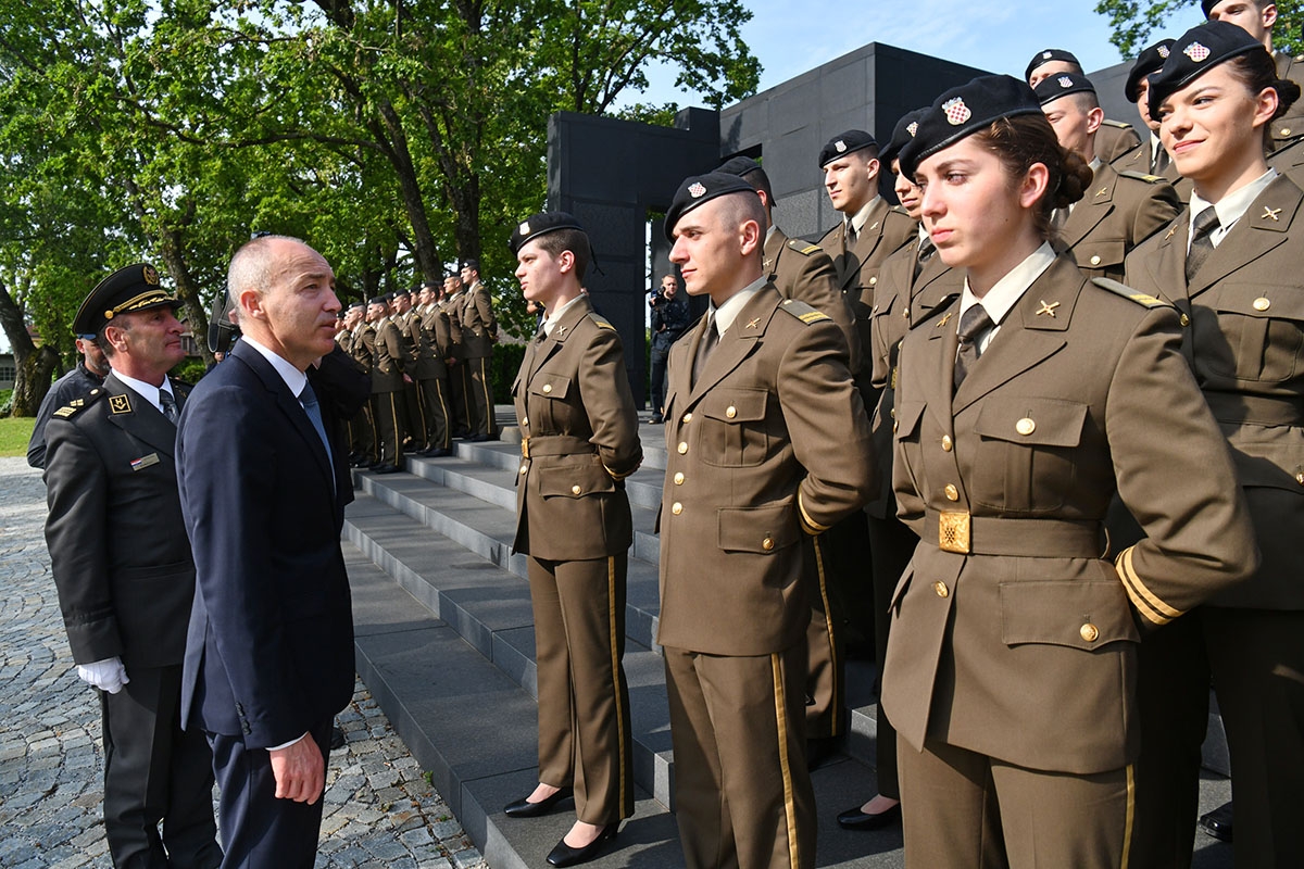 https://www.morh.hr/wp-content/gallery/drzavni-vrh-polozio-vijence-povodom-dana-hrvatske-vojske/polaganje_vijenaca_26052019_30.jpg