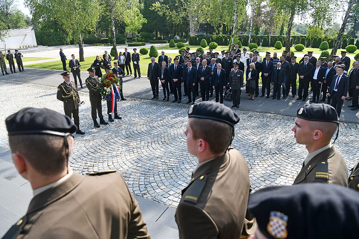 https://www.morh.hr/wp-content/gallery/drzavni-vrh-polozio-vijence-povodom-dana-hrvatske-vojske/polaganje_vijenaca_26052019_32.jpg